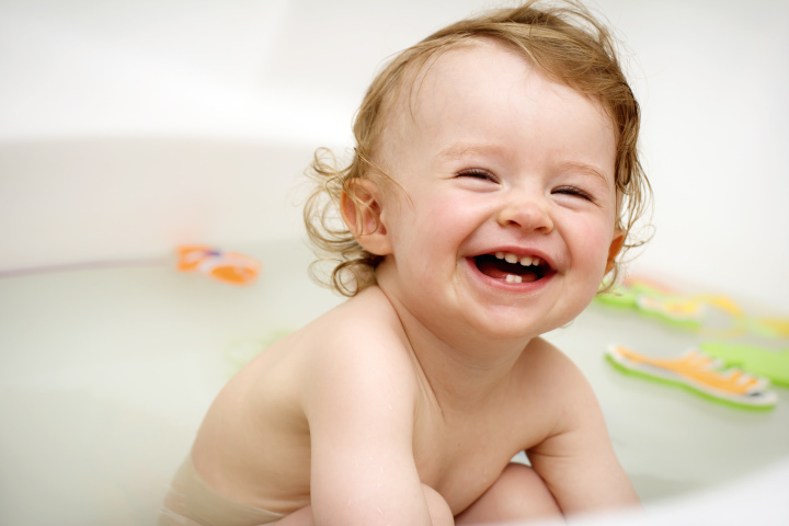 Donner le bain de bébé : les bons gestes à adopter